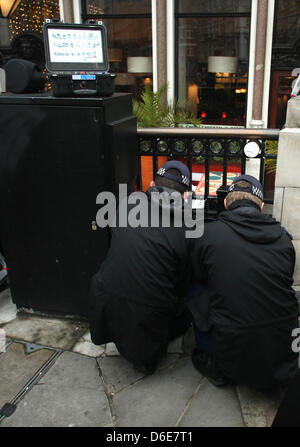 Polizei-Sicherheits-CHECK auf der Straße MARGRET THATCHER Beerdigung 17. April 2013 LUDGATE LONDON ENGLAND UK Stockfoto