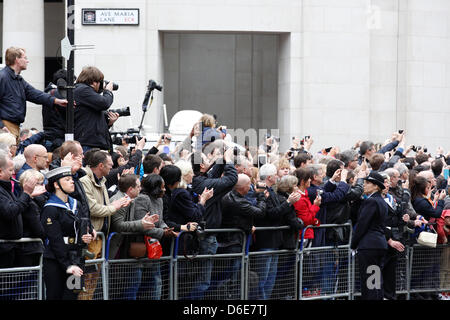 LONDON 17. April 2013, die Beerdigung des ehemaligen Premierministers Margaret Thatcher in der St. Pauls Kathedrale heute Morgen fand. Die Masse der Leute als der Sarg ging die Treppe an der St. Pauls Kathedrale. Stockfoto