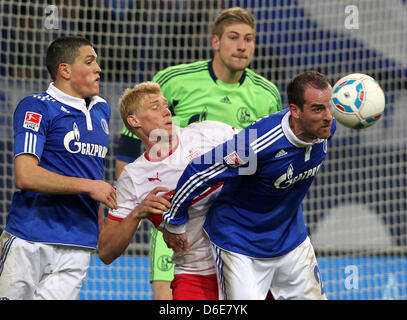 Fußball-Bundesliga, 18. Spieltag, FC Schalke 04 - VfB Suttgart bin Samstag (21.01.2012) in der Veltins-Arena in Gelsenkirchen. Schalker Kyriakos Papadopoulos sterben, Lars Unnerstall Und Christoph Metzelder (v.l) Und der Stuttgarter Pavel Pogrebnyak Kämpfen um den Ball. Schalke Caspers 3:1. Foto: Roland Weihrauch Dpa/Lnw (Achtung Sperrfrist! Die DFL Erlaubt Die Weiterleitung der Bilde Stockfoto