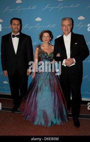 Vorsitzender des Executive Affairs Authority von Abu Dhabi, Khaldoon Khalifa Al Mubarak (L-R), Veronika Tillich, die Ehefrau des Premier Sachsen, Stanislaw Tillich (CDU), besuchen den 7. SemperOpernball in der Smperoper-Oper in Dresden, Deutschland. Mehr als 2200 Gäste waren zu der Veranstaltung eingeladen. Foto: Sebastian Kahnert Stockfoto