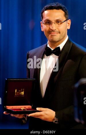 Vorsitzender des Executive Affairs Authority von Abu Dhabi, Khaldoon Khalifa Al Mubarak wird mit der St.-Georgs-Medaille an der 7. SemperOpernball in der Smperoper-Oper in Dresden, Deutschland verliehen. Mehr als 2200 Gäste waren zu der Veranstaltung eingeladen. Foto: Sebastian Kahnert Stockfoto