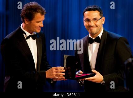 Der ehemalige Torhüter auf dem deutschen Fußball-Kader Jens Lehmann (L) übergibt die St.-Georgs-Medaille an den Empfänger, der Chairman des Executive Affairs Authority von Abu Dhabi, Khaldoon Khalifa Al Mubarak am 7. SemperOpernball in der Smperoper-Oper in Dresden, Deutschland. Mehr als 2200 Gäste waren zu der Veranstaltung eingeladen. Foto: Sebastian Kahnert Stockfoto