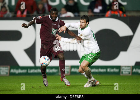 Kaiserslautern Dorge königsblauen (L) wetteifert um den Ball mit der Bremer Sokratis Papastathopoulos während des deutschen Fußball-Bundesliga-Spiels zwischen 1. FC Kaiserslautern und SV Werder Bremen im Fritz-Walter-Stadium in Kaiserslautern, Deutschland, 21. Januar 2012. Das Spiel endete 0: 0. Foto: Fredrik von Erichsen Stockfoto