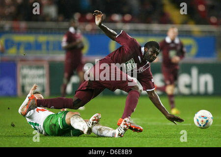 Kaiserslautern Dorge Kouemaha (R) wetteifert um den Ball mit der Bremer Philipp Bargfrede in der deutschen Bundesliga-Spiel zwischen 1. FC Kaiserslautern und SV Werder Bremen im Fritz-Walter-Stadium in Kaiserslautern, Deutschland, 21. Januar 2012. Das Spiel endete 0: 0. Foto: Fredrik von Erichsen Stockfoto