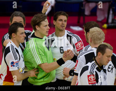 Deutschlands Sven-Sören Christophersen (2 L) feiert seinen Treffer 21-21-Teamkollegen Dominik Klein, Adrian Pfahl, Michael Haass, Patrick Wiencek und Pascal Hens in der Handball-Europameisterschaft-Partie zwischen Serbien und Deutschland in Belgrad, Serbien, 21. Januar 2012. Foto: Jens Wolf Stockfoto