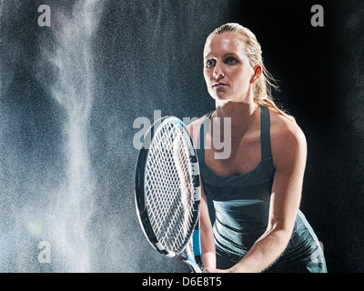 Kaukasische Tennisspieler im Regen stehen Stockfoto