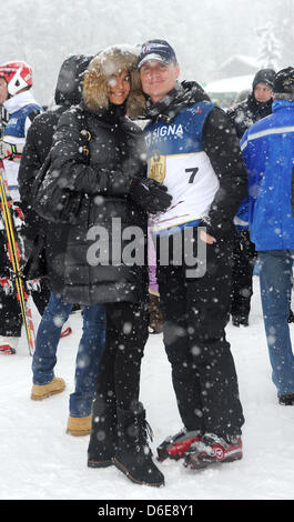 Schottische ehemaligen Formel 1-Fahrer David Coulthard und seiner Verlobten Karen besuchen die Männer bergab Hahnenkammrennen in Kitzbühel, Österreich, 21. Januar 2012. Das Elegendary-downhill-Rennen ist auch ein Ort der Begegnung des Jetsets geworden. Foto: Felix Hoerhagery Stockfoto