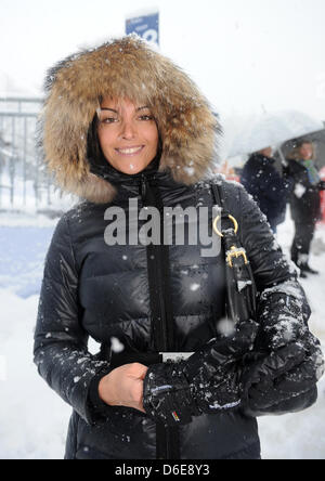 Belgische TV-Moderatorin Karen Minier, Verlobte von schottischen ehemalige Formel 1 Fahrer David Coulthard, besucht der Herren Abfahrt Hahnenkammrennen in Kitzbühel, Österreich, 21. Januar 2012. Das Elegendary-downhill-Rennen ist auch ein Ort der Begegnung des Jetsets geworden. Foto: Felix Hoerhagery Stockfoto