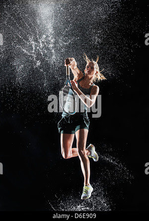 Kaukasische Tennis planschen im Wasser Stockfoto