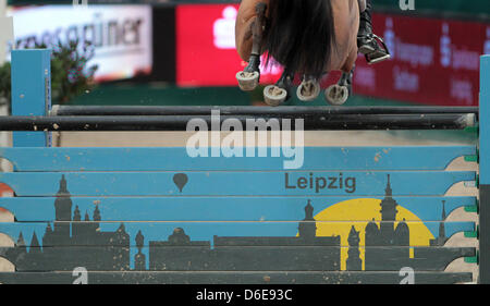 Niederländische Springreiter Albert Zoer über ein Hindernis mit dem Schriftzug "Leipzig" mit seinem Pferd Sam während der FEI-Springreiten-WM in Leipzig, Deutschland, 22. Januar 2012 springt. Foto: Jan Woitas Stockfoto