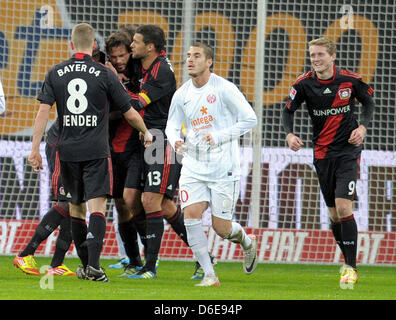 Leverkusens Manuel Friedrich (2 L) Jubel nach dem 2: 0 Tor mit Lars Bender (L), Michael Ballack (C) und Andre Schuerrle (R), während der Fußball-Bundesliga-match zwischen Bayer Leverkusen und dem FSV Mainz 05 im BayArena in Leverkusen, Deutschland, 22. Januar 2012. Foto: Federico Gambarini (Achtung: EMBARGO Bedingungen! Die DFL ermöglicht die weitere Nutzung der Bilder in ich Stockfoto