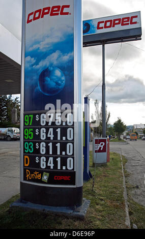 Ein Datei-Bild vom 20. November 2008 zeigt eine Tankstelle in Puerto Natales, Chile. Die Hafenstadt am Ultima Esperanza Fjord und mit 20.000 Einwohner, ist ein beliebter Ort für Touristen, weil es wo Pinguine in Leben Nationalparks, Nachbarn. Foto: Jan Woitas Stockfoto