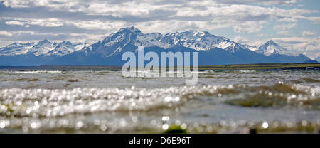 Ein Datei-Bild vom 20. November 2008 zeigt schneebedeckten Berge in der Nähe der Stadt Puerto Natales, Chile. Die Hafenstadt am Fjord Ultima Esperanza ist ein beliebter Ort für Touristen, weil es Nationalparks wo Pinguine leben Nachbarn in. Foto: Jan Woitas Stockfoto