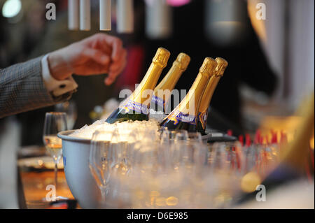 Flaschen Champagner der Marke Pommery sind bereit, im Rahmen der Berlin Fashion Week im Ellington Hotel in Berlin, Deutschland, 21. Februar 2012 während der Gala Fashion Brunch serviert werden. Foto: Jens Kalaene Stockfoto