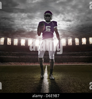 African American-Football-Spieler auf Feld beleuchtet Stockfoto