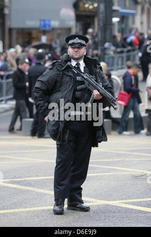 London, UK. 17. April 2013. Bewaffnete Polizisten und wartet am Ludgate Circus Baroness Thatcher Beerdigung Cortège macht seinen Weg entlang der Fleet Street auf dem Weg zur St. Pauls Cathedral Stockfoto