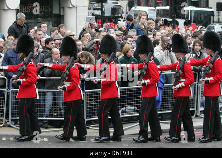 London, UK. 17. April 2013. Gardist bei Baroness Thatcher Trauerzug bahnt sich ihren Weg entlang der Fleet Street auf dem Weg zur St. Pauls Cathedral Stockfoto