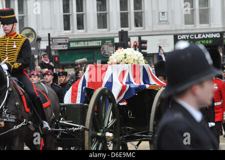 Ludgate Hill, London, Großbritannien. 17. April 2013. Der Sarg von Baroness Thatcher drapiert in einem Union Jack erfolgt in Richtung St. Pauls Kathedrale auf einer Lafette.  Der Trauerzug von Baroness Thatcher erfolgt durch die Straßen von London. Bildnachweis: Matthew Chattle/Alamy Live-Nachrichten Stockfoto