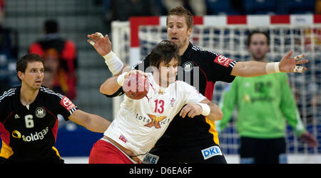 Dänemarks Bo Spellerberg (M) wird von Deutschlands Oliver Roggisch (R) und Adrian Pfahl während des Handball European Championship Gruppe 1-Spiels zwischen Deutschland und Dänemark in Belgrad, 23. Januar 2012 angegriffen. Foto: JENS WOLF Stockfoto