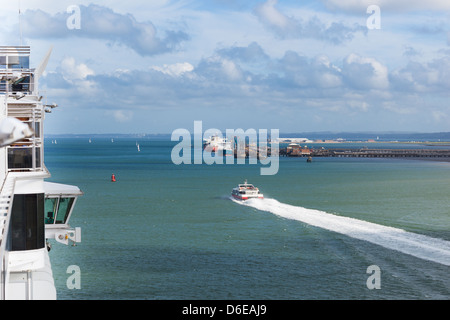 Kreuzfahrtschiff "Queen Victoria" Segeln nach unten Solent Fawley Öl-Raffinerie England nähert. Stockfoto