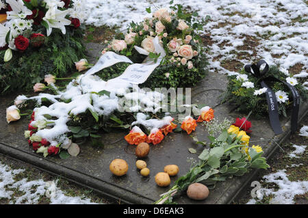 Blumen, Kränze und Kartoffeln liegen auf dem Grab von Friedrich dem großen, während die Erinnerung an den 300. Geburtstag von Frederick II von Park Sanssouci in Potsdam, Deutschland, 24. Januar 2012. Der preußische König starb am 17. August 1786 in Potsdam und wurde begraben auf der Terrasse von Schloss Sanssouci. Foto: BERND SETTNIK Stockfoto