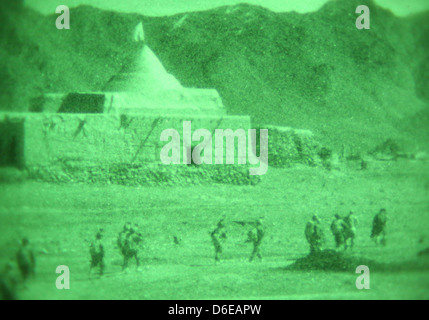 Blick vom eine afghanische Armee-Kommando mit der 6. spezielle Operationen Kandak Absicherung während einer nächtlichen Clearing-Operation 25. März 2013 im Baraki Barak District, Provinz Logar, Afghanistan. Stockfoto