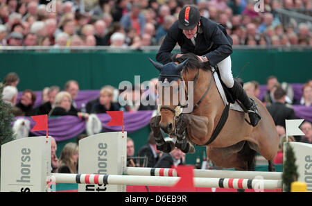 Niederländer Albert Zoer überspringt eine Hürde auf Sam an die FEI World Cup Jumping in der neuen Messe in Leipzig, Deutschland, 22. Januar 2012. Foto: Jan Woitas Stockfoto