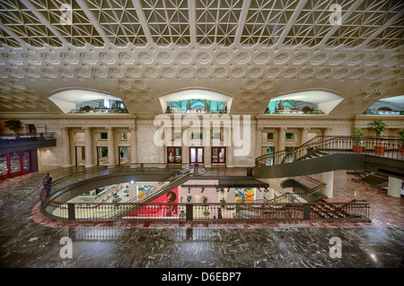 Innenansicht der Union Station in Washington, DC, USA, mit der historischen Haupthalle und dem Hallenbereich. Stockfoto
