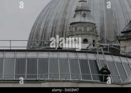 17. April 2013 London, UK. Sicherheit auf den Dächern um St. Pauls Cathedral als Baroness Thatcher Trauerzug seinen Weg entlang der Fleet Street auf dem Weg zur St. Pauls Cathedral macht Stockfoto