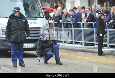 Ludgate Hill, London, Großbritannien. 17. April 2013. Offiziere haben eine detaillierte Prüfung der Route während der Hochsicherheits-Operation. Der Trauerzug von Baroness Thatcher erfolgt durch die Straßen von London. Bildnachweis: Matthew Chattle/Alamy Live-Nachrichten Stockfoto