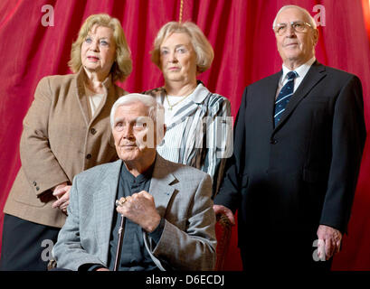 Schauspieler Joachim Fuchsberger sitzt vor seiner Frau Gundula (L), seinem Bruder Otmar (R) und Otmars Frau Erika (C) während einer Foto-Session im Hotel Bayerischer Hof vor einem TV-Film über sein Leben in München, Deutschland, 25. Januar 2012. Der Film ist Teil der ARD-Filmreihe "Legends" und wird am 11. Januar 2012 anlässlich Fuchsbergers 85. Geburt ausgestrahlt Stockfoto