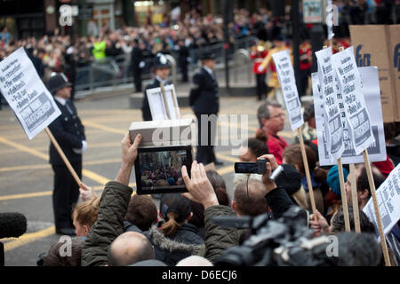 London, UK. 17. April 2013. Baroness Thatcher Trauerzug durchläuft auf dem Weg zur St. Pauls Cathedral London. Bildnachweis: Sebastian Remme/Alamy Live-Nachrichten Stockfoto