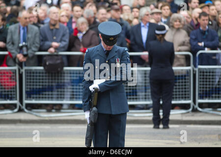 London, UK. 17. April 2013. Die feierliche Beerdigung des ehemaligen britischen Premierministers Baroness Thatcher, London, UK.  Ein Mitglied des Militärs senkt seinen Kopf in Bezug auf die feierliche Beerdigung von Baroness Thatcher weitergeben Fleet Street, London, UK. Bildnachweis: Jeff Gilbert/Alamy Live-Nachrichten Stockfoto