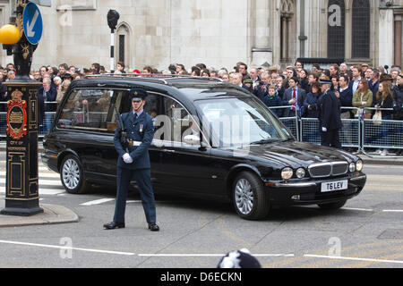 London, UK. 17. April 2013. Die feierliche Beerdigung des ehemaligen britischen Premierministers Baroness Thatcher, London, UK.  Der Leichenwagen, der welche den Sarg von Baroness Thatcher vornimmt führt entlang Fleet Street vor der Überschrift zu Mortlake Krematorium, London, UK. Bildnachweis: Jeff Gilbert/Alamy Live-Nachrichten Stockfoto