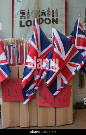 London, UK. Mittwoch, 17. April 2013. Bild: union Flaggen zum Verkauf. Beerdigung von Baronin Margaret Thatcher in Ludgate Hill, London, UK. Foto: Nick Savage/Alamy Live-Nachrichten Stockfoto