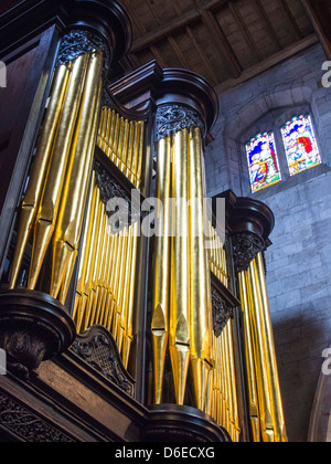 Die Kirchenorgel und Glasfenster in der Kirche St. Lawrences in Ludlow, Shropshire, UK. Stockfoto