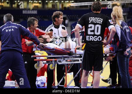 Deutschlands Michael Haass ist außerhalb des Platzes mit einer Verletzung während 1 Gruppenspiel zwischen Polen und Deutschland bei Handball-EM in Belgrad, Serbien, 25. Januar 2012 auf Rädern. Das Match endete 33-32. Foto: Pressfocus / Revierfoto Stockfoto