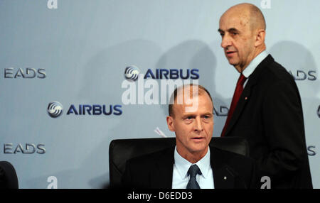 Datei - eine Archiv Bild datiert 17. Januar 2012 zeigt CEO of EADS Louis Gallois (R) und CEO von Airbus Thomas Enders geben eine Pressekonferenz im Airbus-Werk in Hamburg, Deutschland. Europas größte Luftfahrt-Gruppe wird in Zukunft von der deutschen Manager Thomas Enders ausgeführt werden. Der bisherige CEO der größte EADS-Tochter Airbus gelingt französische Manager Louis Gallois angekündigt Stockfoto