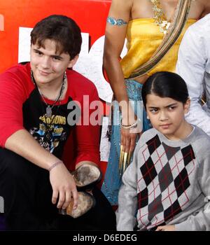 Sänger Michael Jacksons Söhne Blanket (r) und Prince Jackson teilnehmen Michael Jackson Hand und Fußabdruck Ceremonyest in Grauman Chinese Theatre in Los Angeles, USA, am 26. Januar 2012. Foto: Hubert Boesl Stockfoto