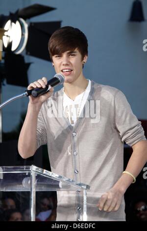 Sänger Justin Bieber besucht Michael Jackson Hand und Fußabdruck Zeremonie in Grauman Chinese Theatre in Los Angeles, USA, am 26. Januar 2012. Foto: Hubert Boesl Stockfoto