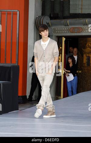 Sänger Justin Bieber besucht Michael Jackson Hand und Fußabdruck Zeremonie in Grauman Chinese Theatre in Los Angeles, USA, am 26. Januar 2012. Foto: Hubert Boesl Stockfoto