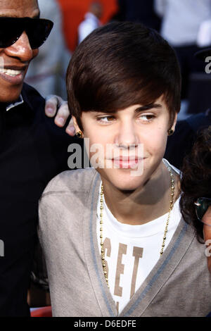 Sänger Justin Bieber besucht Michael Jackson Hand und Fußabdruck Zeremonie in Grauman Chinese Theatre in Los Angeles, USA, am 26. Januar 2012. Foto: Hubert Boesl Stockfoto