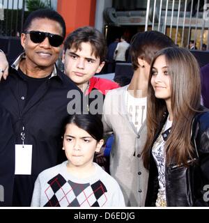 Prince Jackson, Blanket Jackson, Justin Bieber, Sänger Jackie Jackson (l-R) und Paris Jackson darstellen während der Michael Jackson Hand und Fußabdruck Zeremonie in Grauman Chinese Theatre in Los Angeles, USA, am 26. Januar 2012. Foto: Hubert Boesl Stockfoto