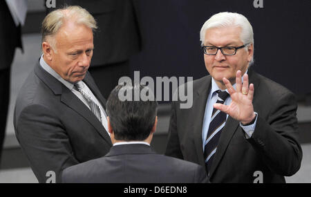 Vorsitzender von Bündnis 90/die grünen Jürgen Trittin (L) spricht mit SPD-Parteichef Sigmar Gabriel und Vorsitzender des SPD Frank-Walter Steinmeier (R) nach einer Festveranstaltung im Bundestag in Berlin, Deutschland, 27. Januar 2012. Am 67. Jahrestag der Befreiung von Auschwitz gedachte der Deutsche Bundestag die Opfer des Nationalsozialismus. Foto: Hannibal Stockfoto