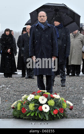 Renato Schifani (L-R), Präsident des italienischen Senats Volkes erinnert sich an die Toten auf namentliche Quadrat des KZ Buchenwald bei Weimar, Deutschland, 27. Januar 2012. Das deutsche Bundesland Thüringen gedenkt der Opfer des Nationalsozialismus mit einem Service im Landtag, die Verlegung eines Kranzes an Buchenwald und Vorträge von Augenzeugen. Seit 1996, 27. Januar Stockfoto