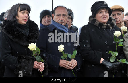 Marion Walsmann, Leiter der Staatskanzlei (L-R), Renato Schifani, Präsident des italienischen Senats Menschen und Birgit Diezel, Präsident des Parlaments der Thuringi erinnern die Toten auf dem namentlichen Platz im KZ Buchenwald bei Weimar, Deutschland, 27. Januar 2012. Das deutsche Bundesland Thüringen ist zum Gedenken an die Opfer des Nationalsozialismus mit Service in t Stockfoto