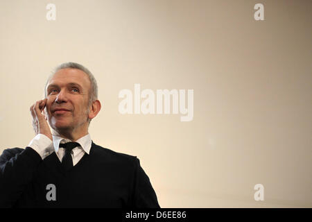 Französischer Modeschöpfer Jean-Paul Gaultier steht auf der "Christmasworld" Handel Jahrmarkt in Frankfurt Main, Deutschland, 27. Januar 2012. Gaultier präsentiert seine Interpretation eines Weihnachtsbaumes. Foto: Fredrik von Erichsen Stockfoto