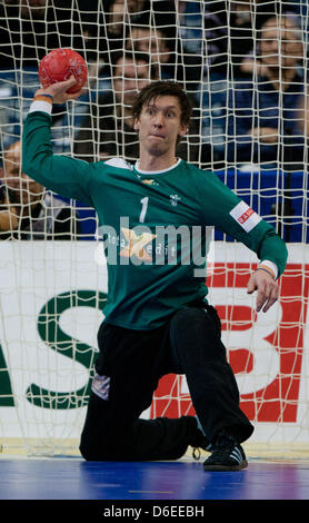 Dänemarks Torhüter Niklas Landin Jacobsen spielt den Ball in das Halbfinale zwischen Dänemark und Spanien bei der Handball-EM in Belgrad, Serbien, 27. Januar 2012. Dänemark gewann 25-24. Foto: Jens Wolf Stockfoto