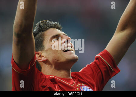 Bayern Mario Gomez feiert sein 1: 0 Tor während des Spiels der deutschen Bundesliga zwischen Bayern München und VFL Wolfsburg in der Allianz Arena in München, 28. Januar 2012. Foto: ANDREAS GEBERT (Achtung: EMBARGO Bedingungen! Die DFL ermöglicht die weitere Nutzung der Bilder im IPTV, mobile Dienste und anderen neuen Technologien nur nicht früher als zwei Stunden Stockfoto