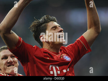 Bayern Mario Gomez feiert seinen 1: 0 in der deutschen Bundesliga-Spiel zwischen Bayern München und VFL Wolfsburg in der Allianz Arena in München, 28. Januar 2012. Foto: ANDREAS GEBERT (Achtung: EMBARGO Bedingungen! Die DFL ermöglicht die weitere Nutzung der Bilder im IPTV, mobile Dienste und anderen neuen Technologien erst frühestens zwei Stunden nach Stockfoto